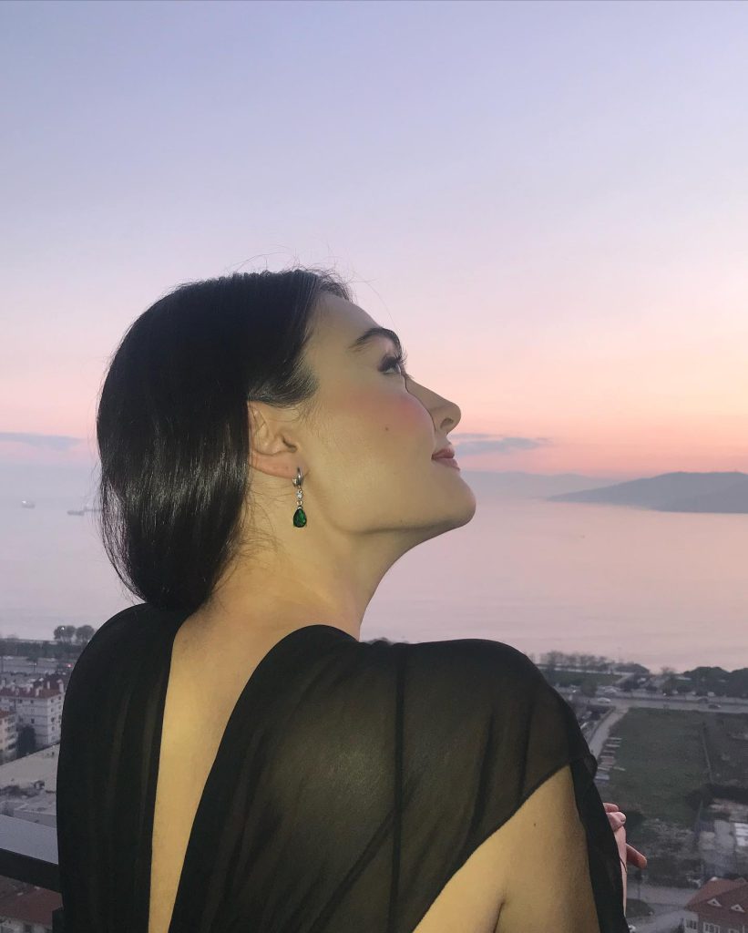 Esra Bilgiç looks xxx