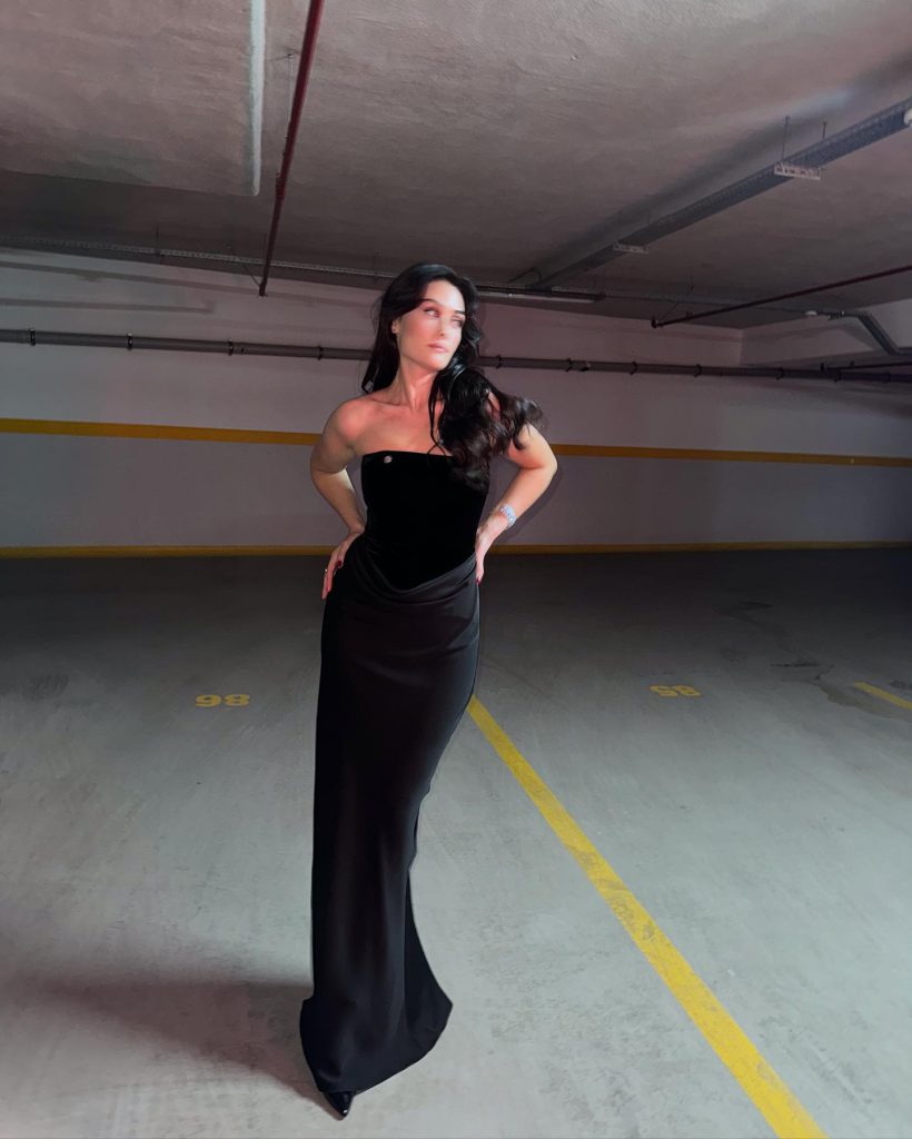 Esra Bilgiç modeling boobs