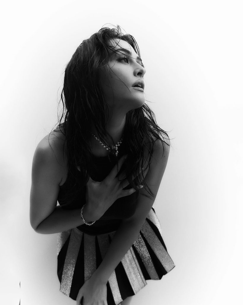 Esra Bilgiç modeling naked