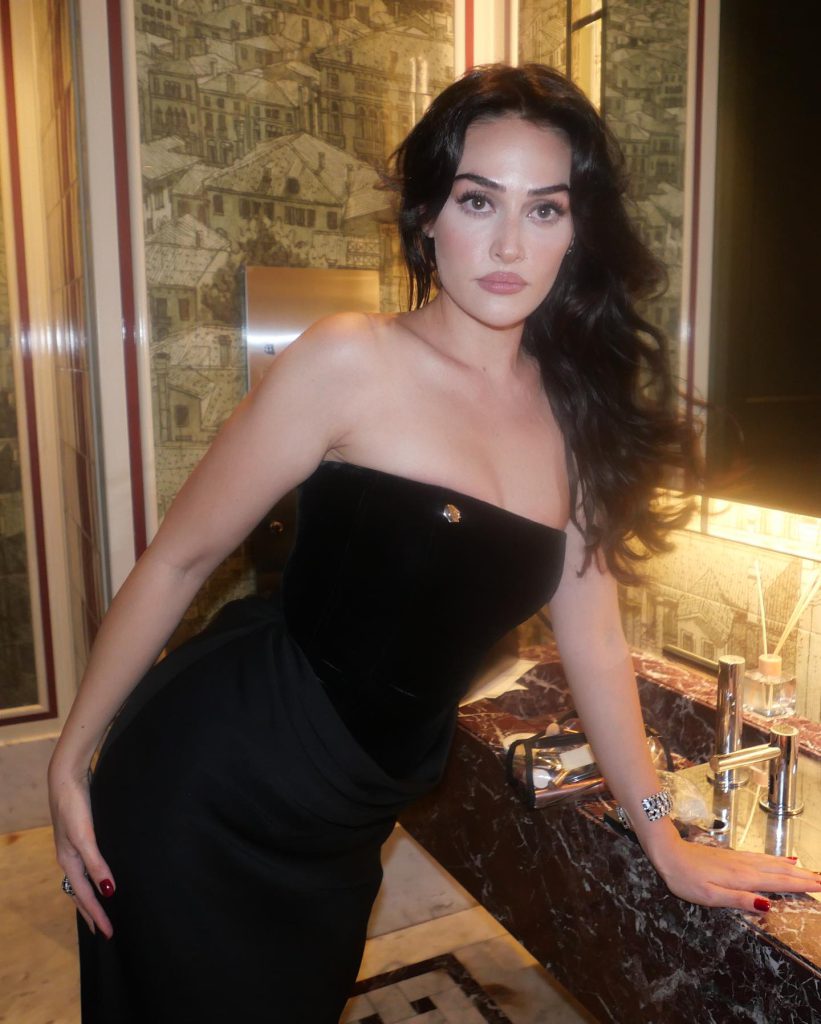 Esra Bilgiç modeling nude pics