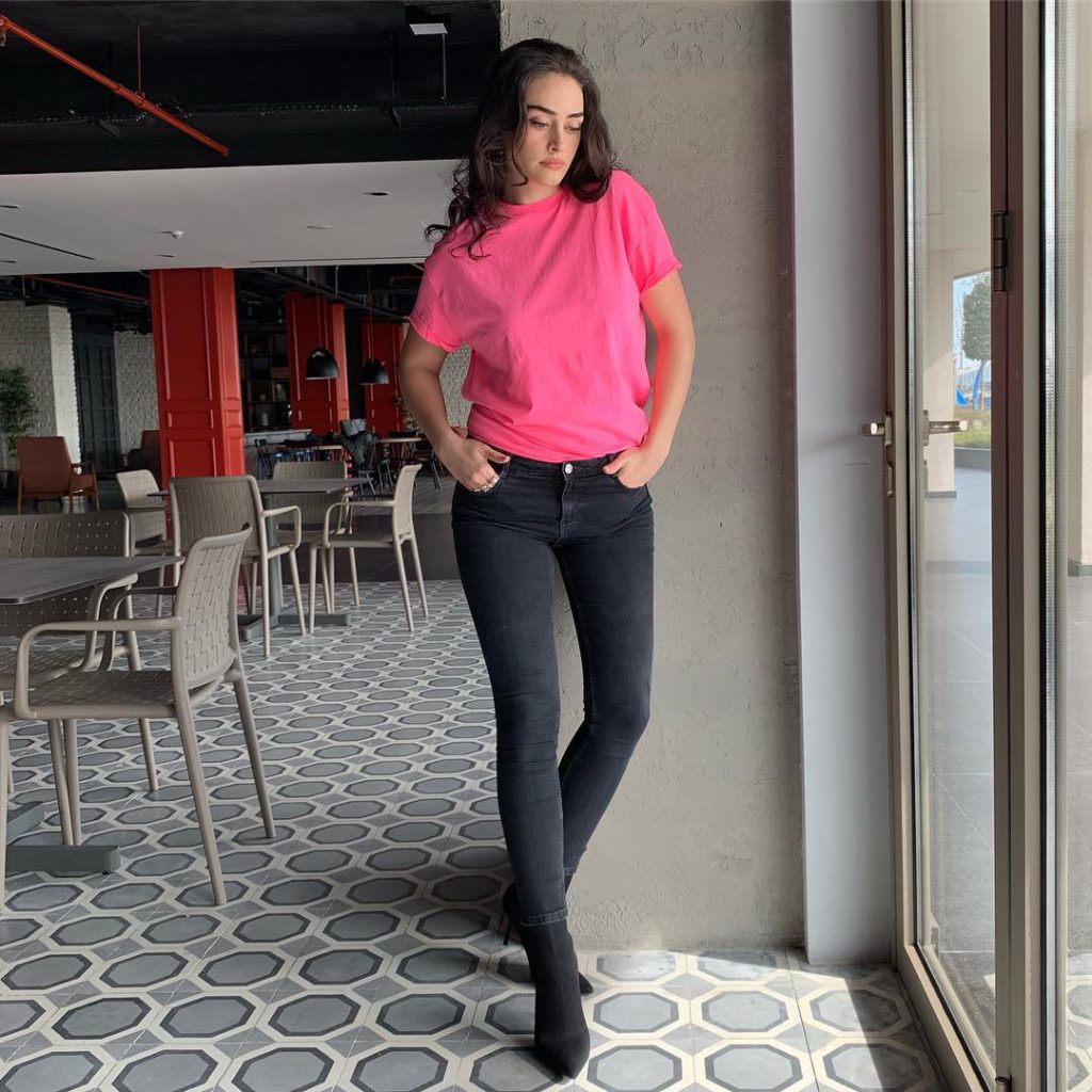 Esra Bilgiç modeling sex scenes