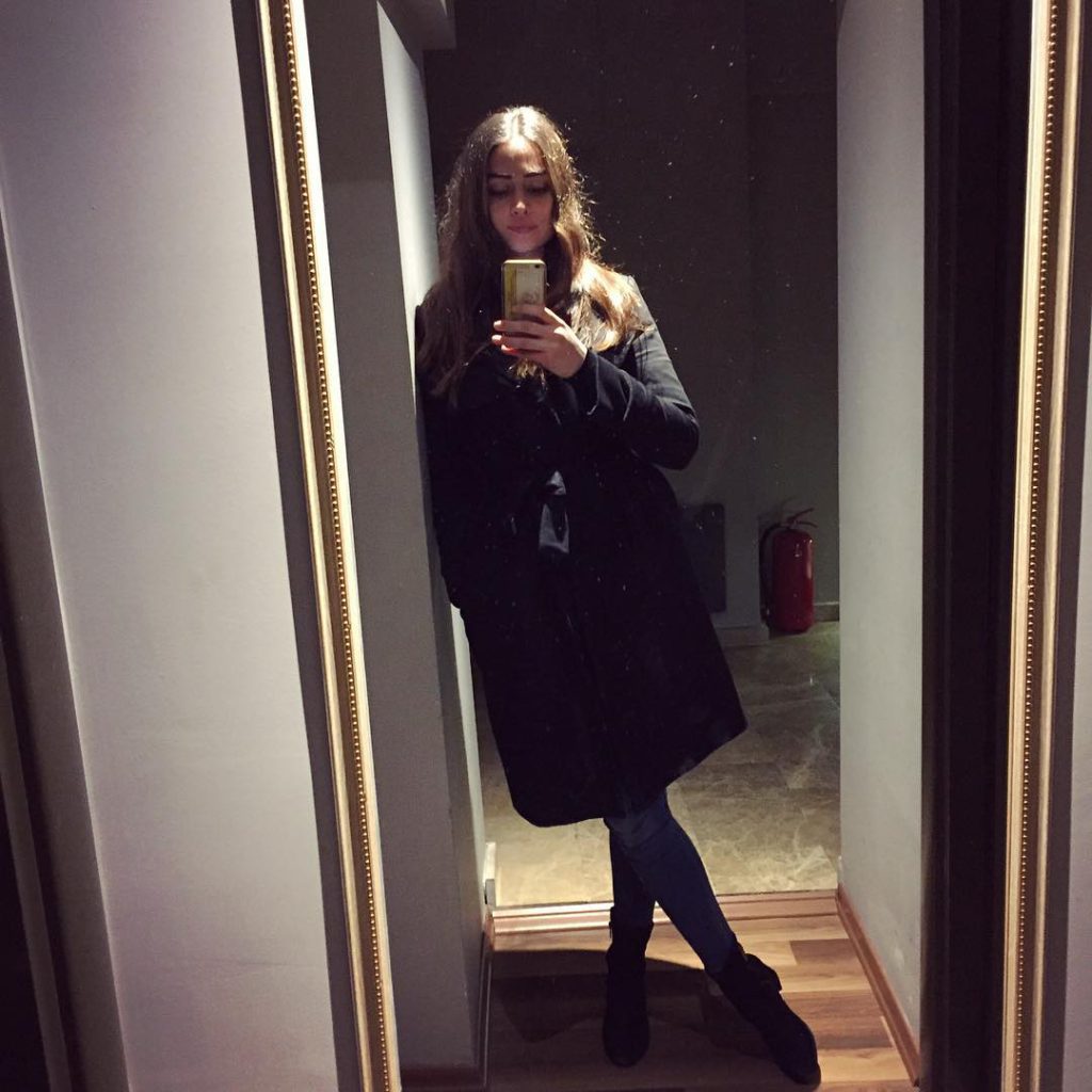 Esra Bilgiç naked