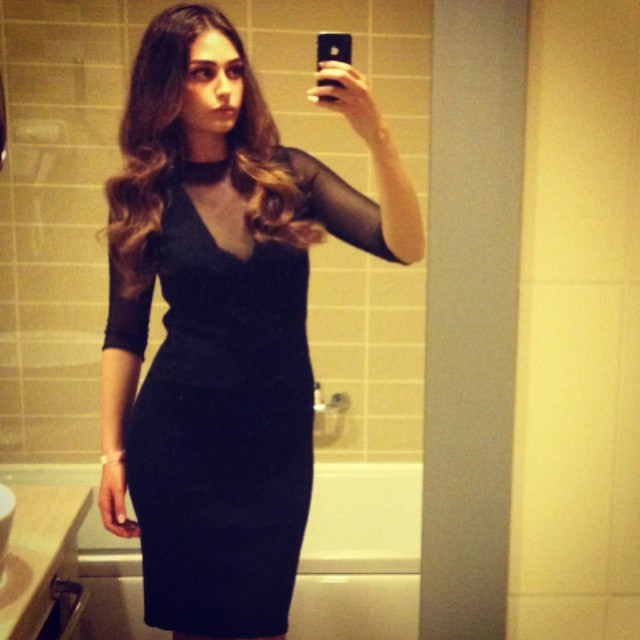 Esra Bilgiç nude