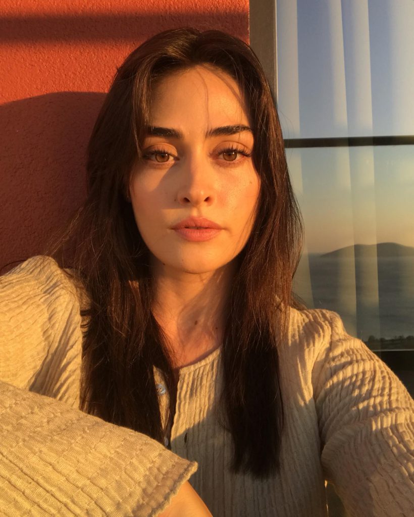 Esra Bilgiç poses bikini