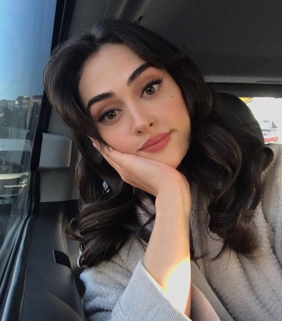 Esra Bilgiç poses fuck