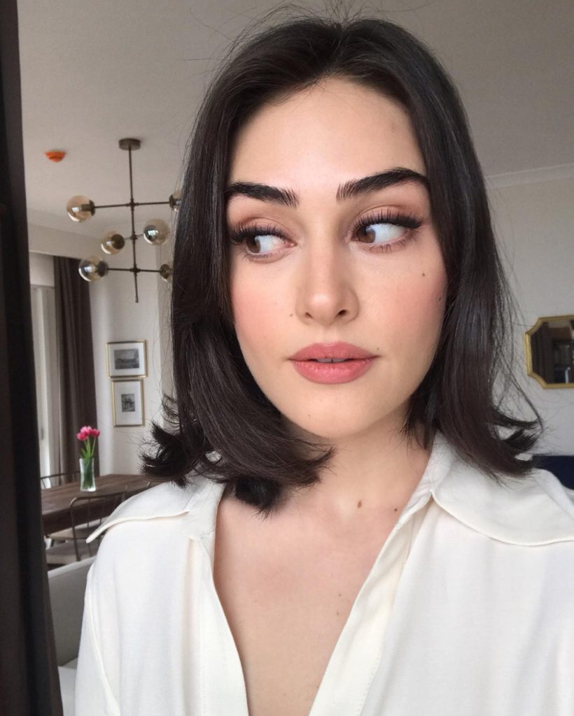 Esra Bilgiç poses hot bikini