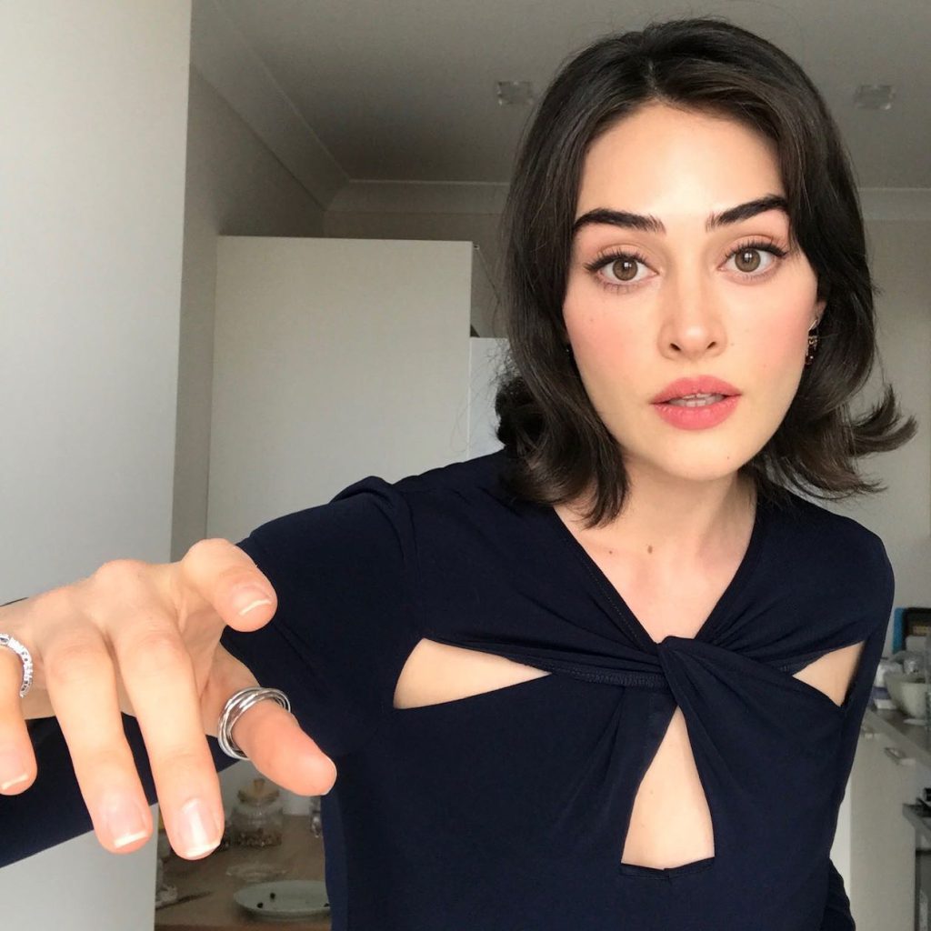 Esra Bilgiç poses hot images