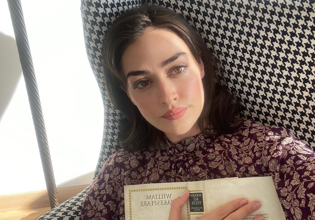Esra Bilgiç poses nude pics