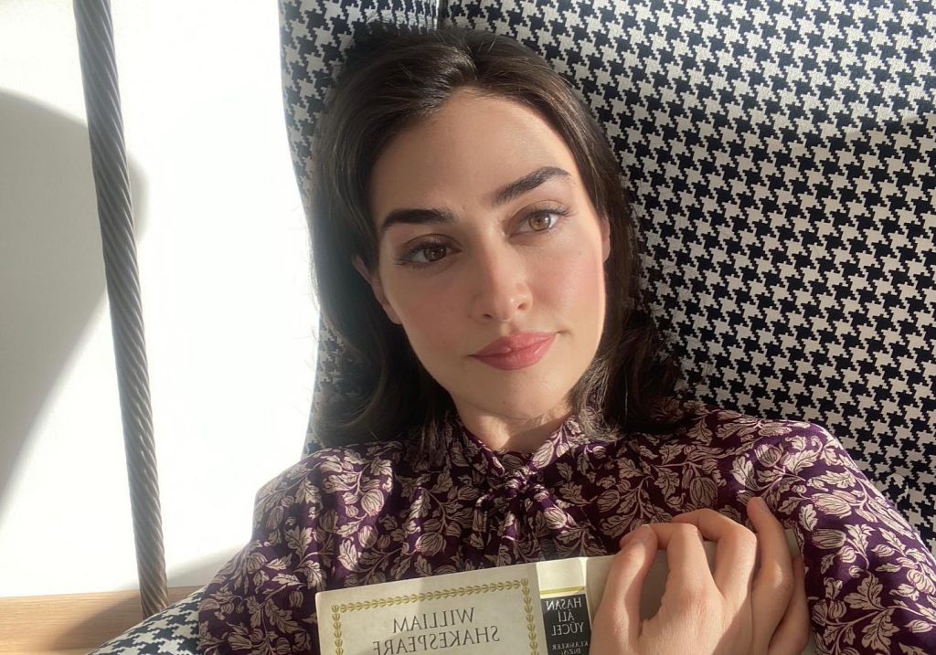 Esra Bilgiç poses nudes