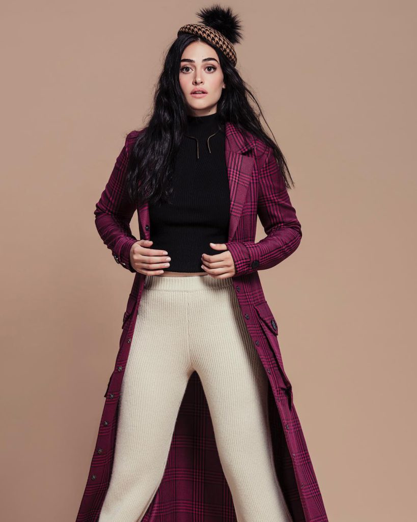 Esra Bilgiç poses porn