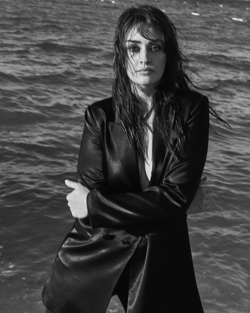 Esra Bilgiç poses sex