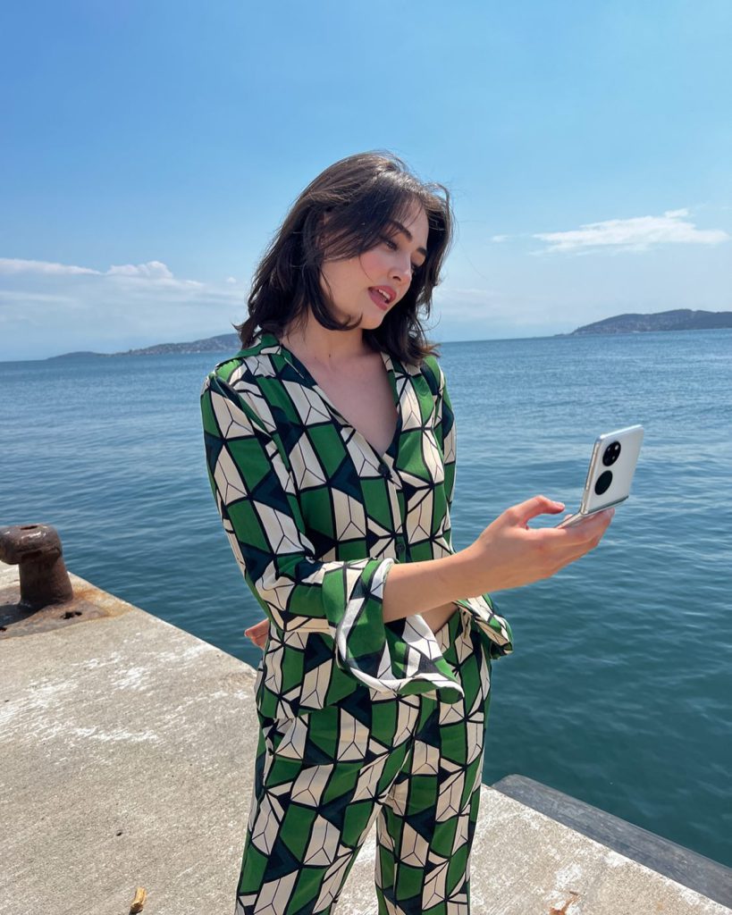 Esra Bilgiç poses sex scenes