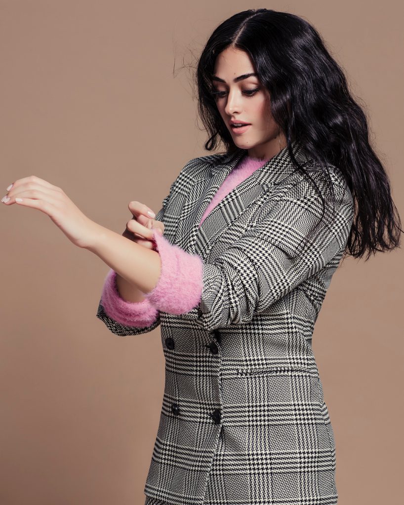 Esra Bilgiç poses sexy