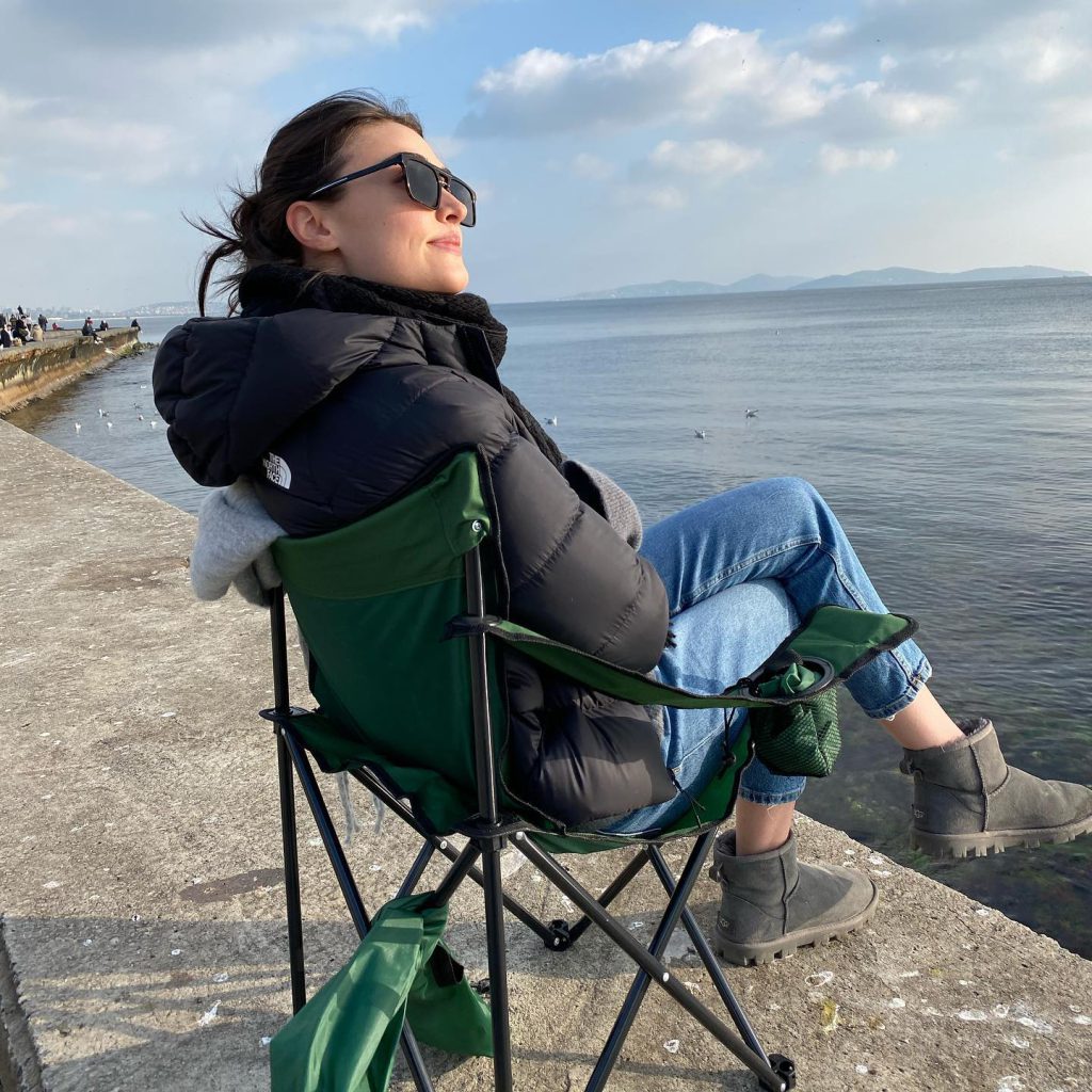 Esra Bilgiç pussy