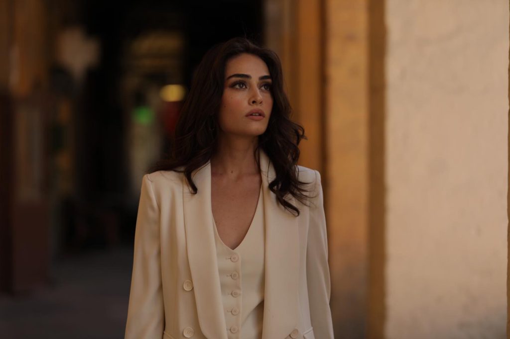 Esra Bilgiç sexy