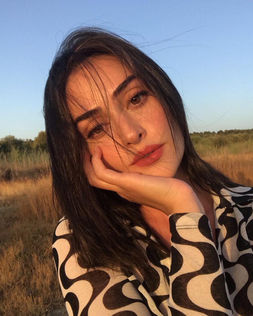 Esra Bilgiç smiles hot pics