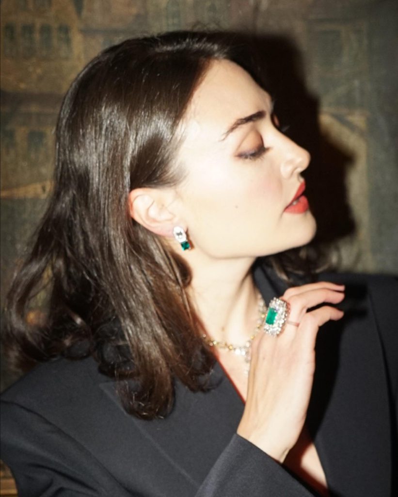 Esra Bilgiç smiles pussy