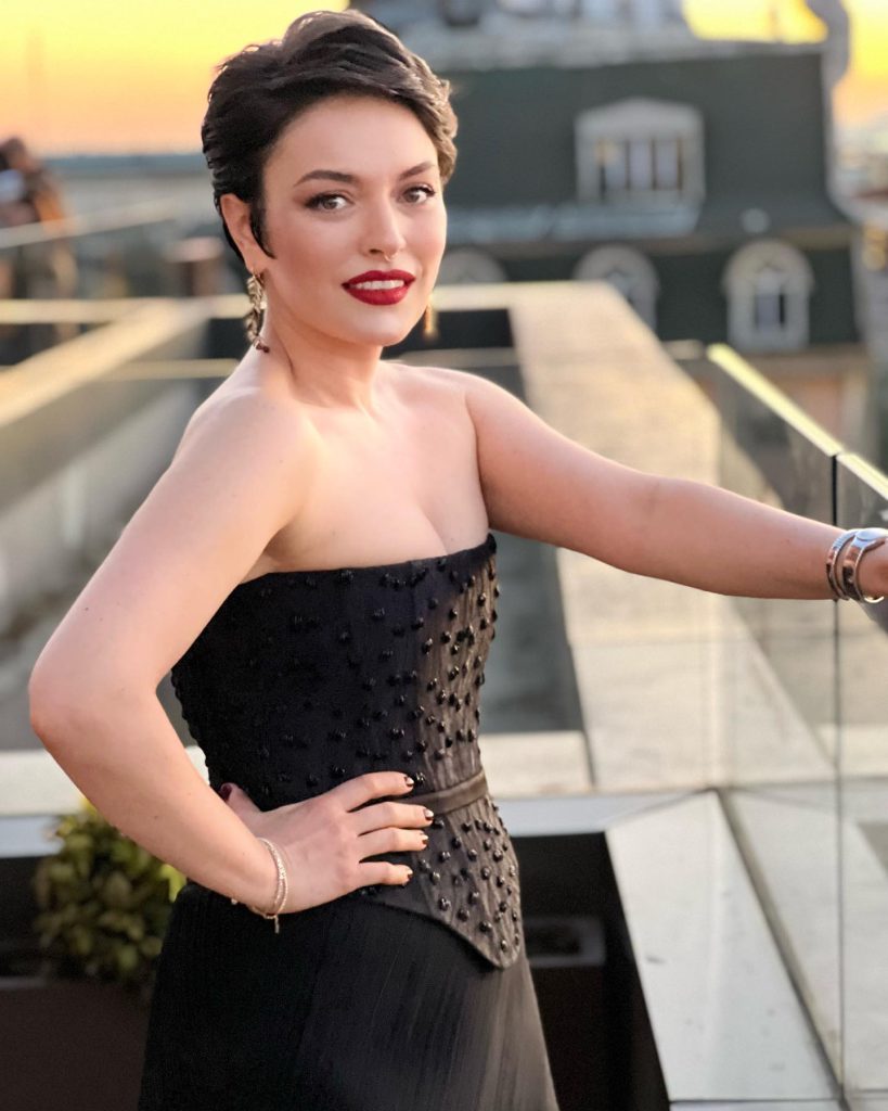 Ezgi Mola ardent naked