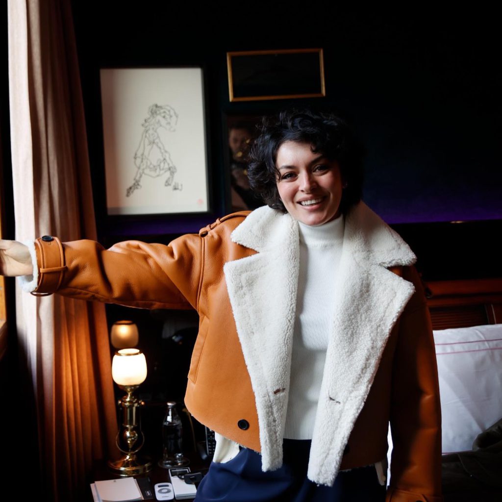 Ezgi Mola beautiful hot pics