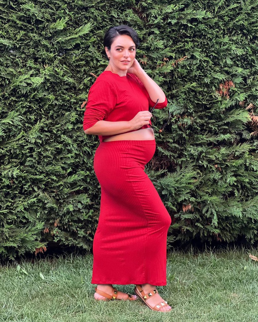 Ezgi Mola depicts fire ass