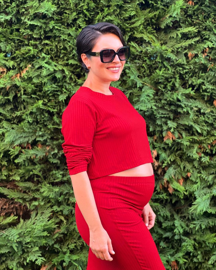 Ezgi Mola depicts fire boobs