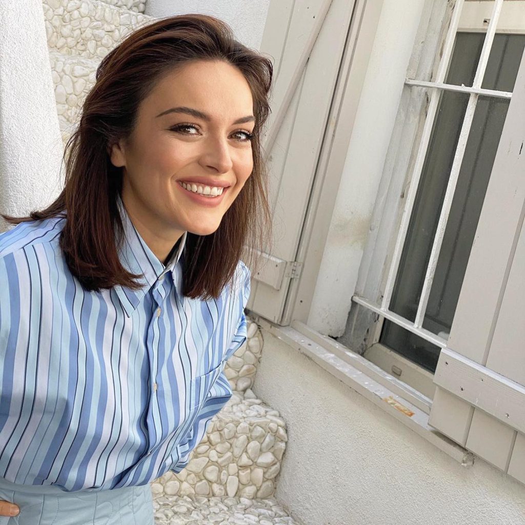 Ezgi Mola depicts fire hot