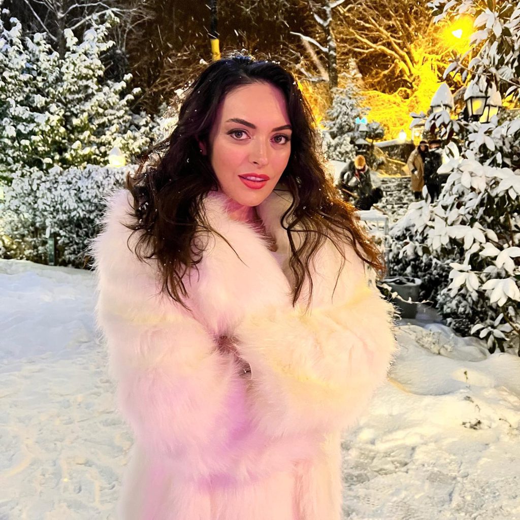 Ezgi Mola depicts fire hot images