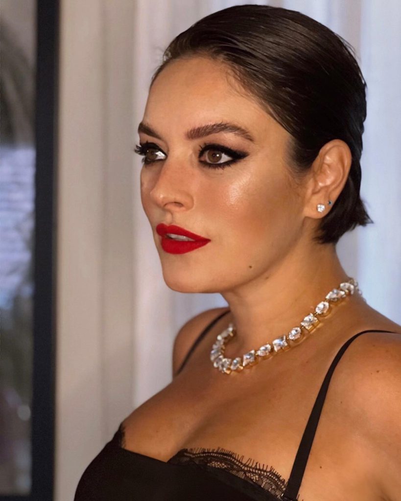 Ezgi Mola depicts fire hot photos