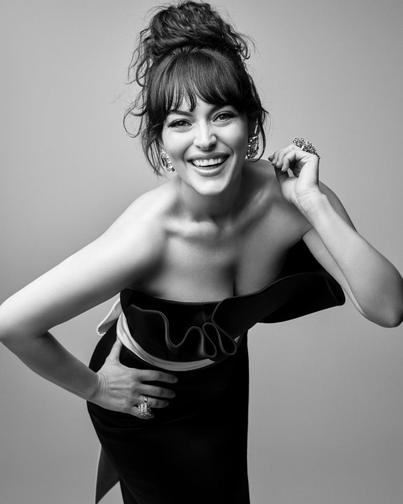 Ezgi Mola depicts fire naked