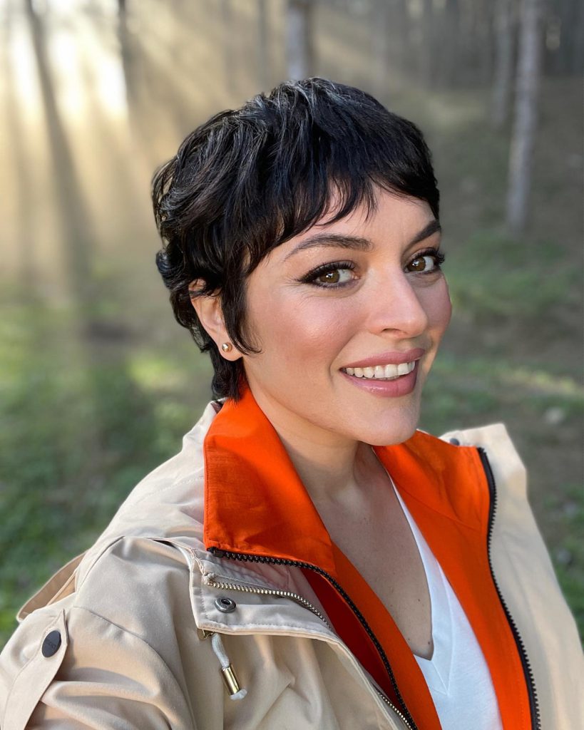 Ezgi Mola looks boobs