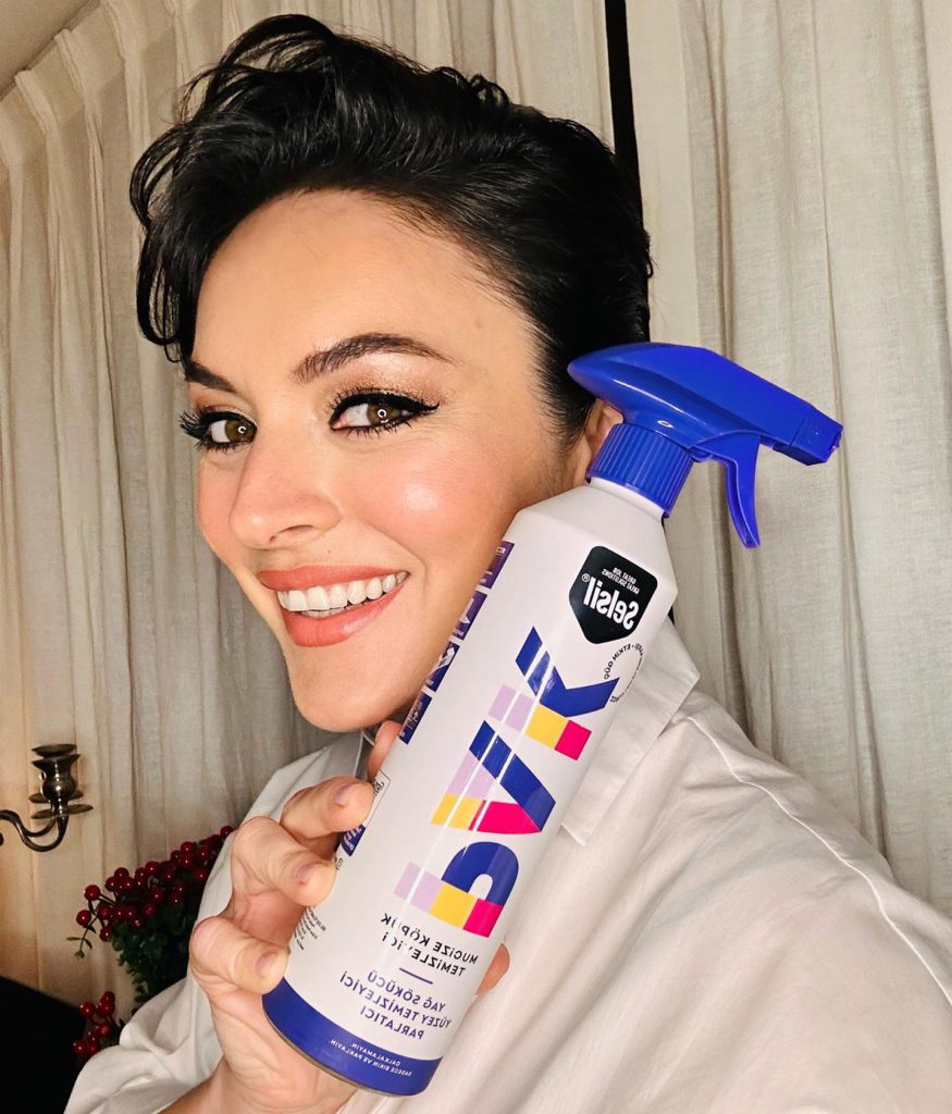 Ezgi Mola looks hot images