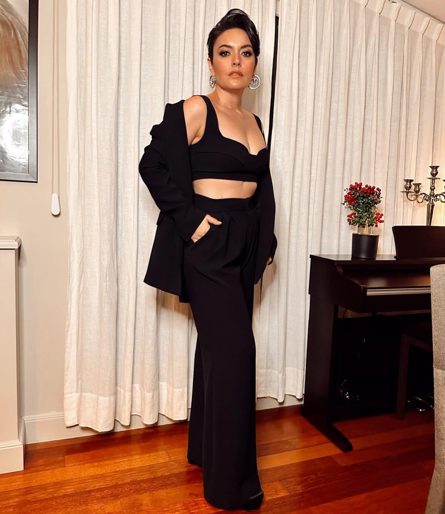 Ezgi Mola looks hot pics