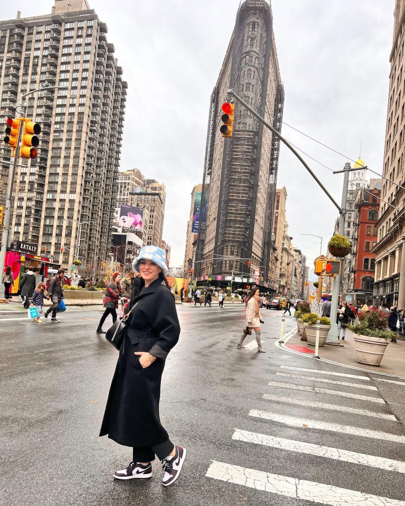 Ezgi Mola looks hot xxx