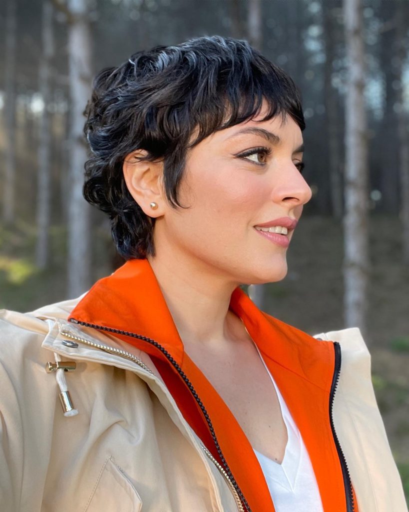 Ezgi Mola looks nude pics