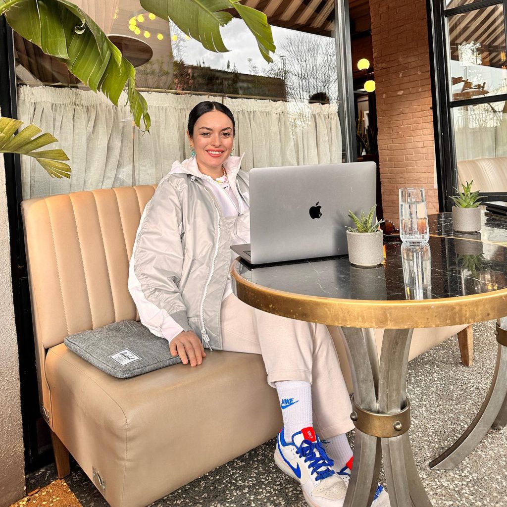 Ezgi Mola modeling pussy