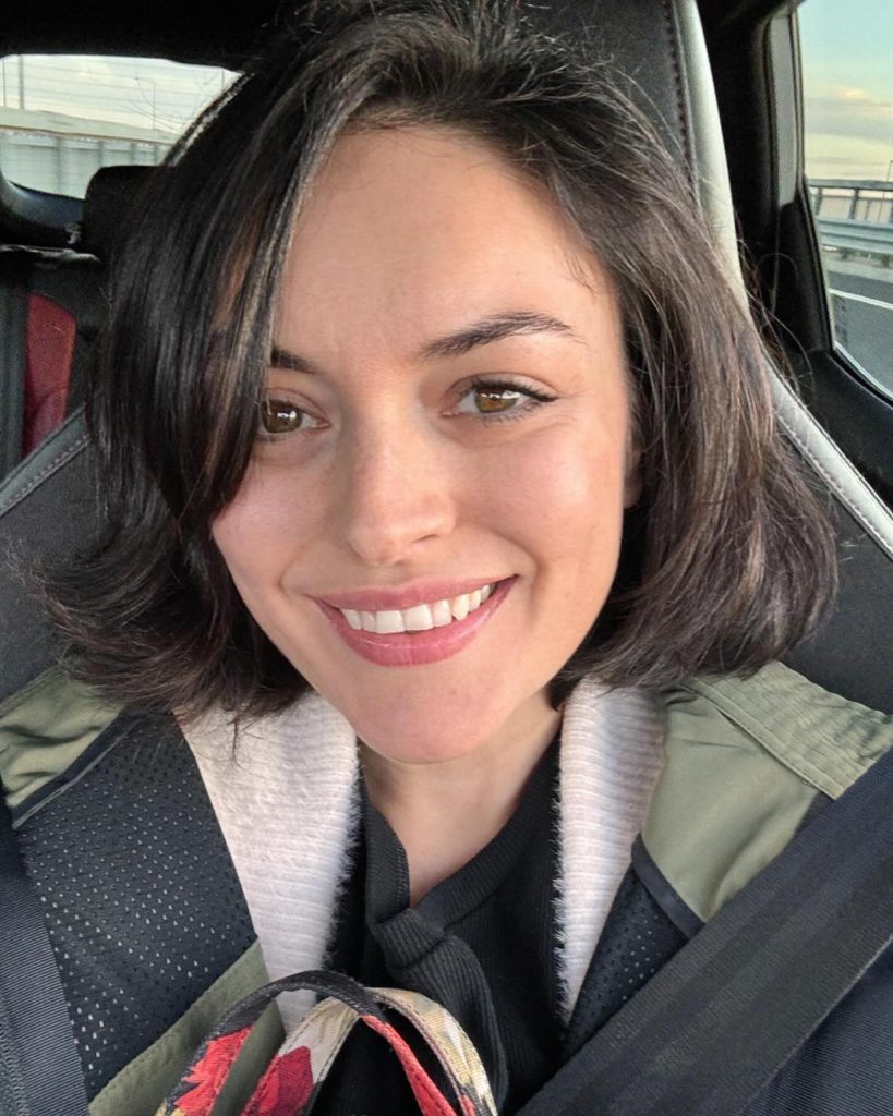 Ezgi Mola poses hot pics