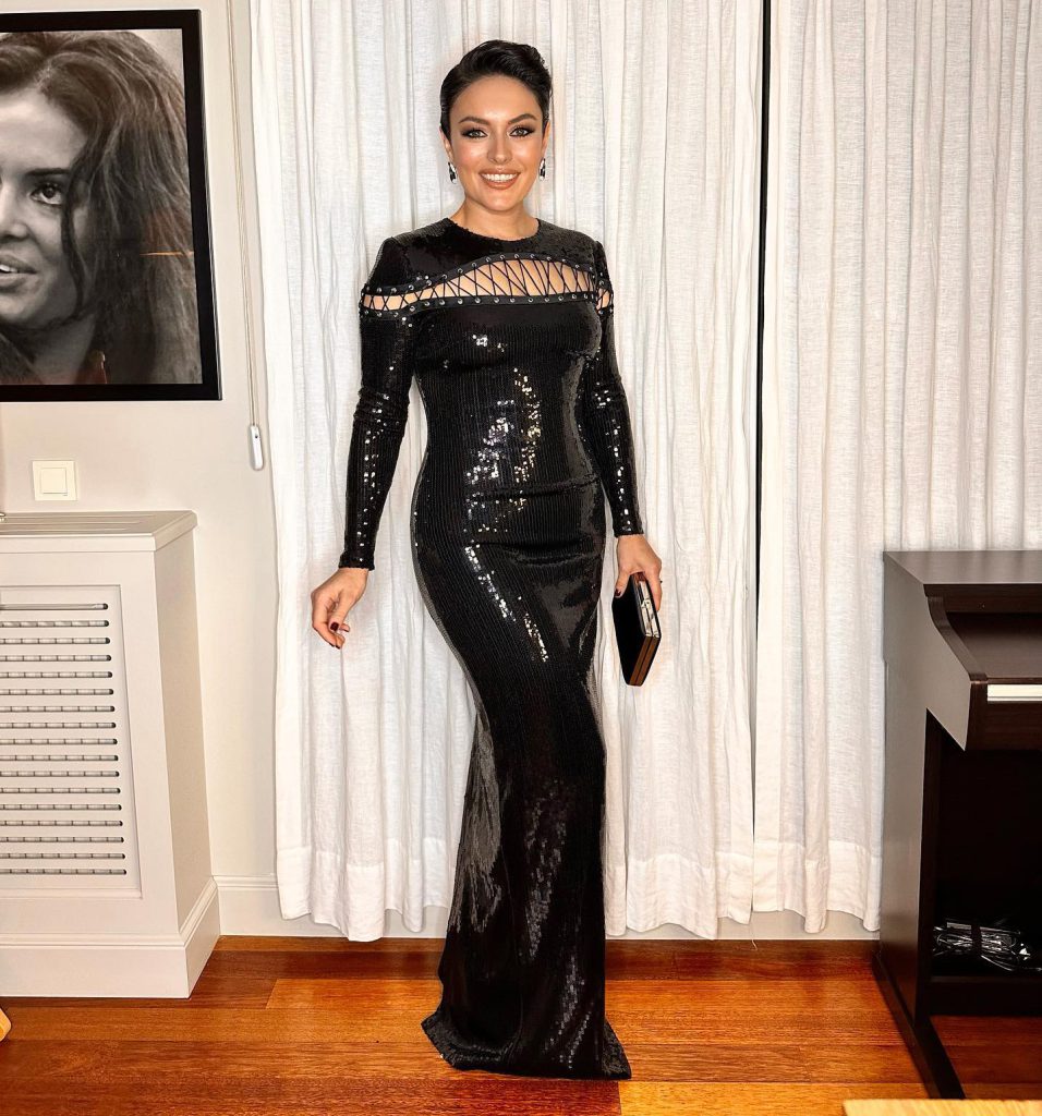 Ezgi Mola poses sex scenes