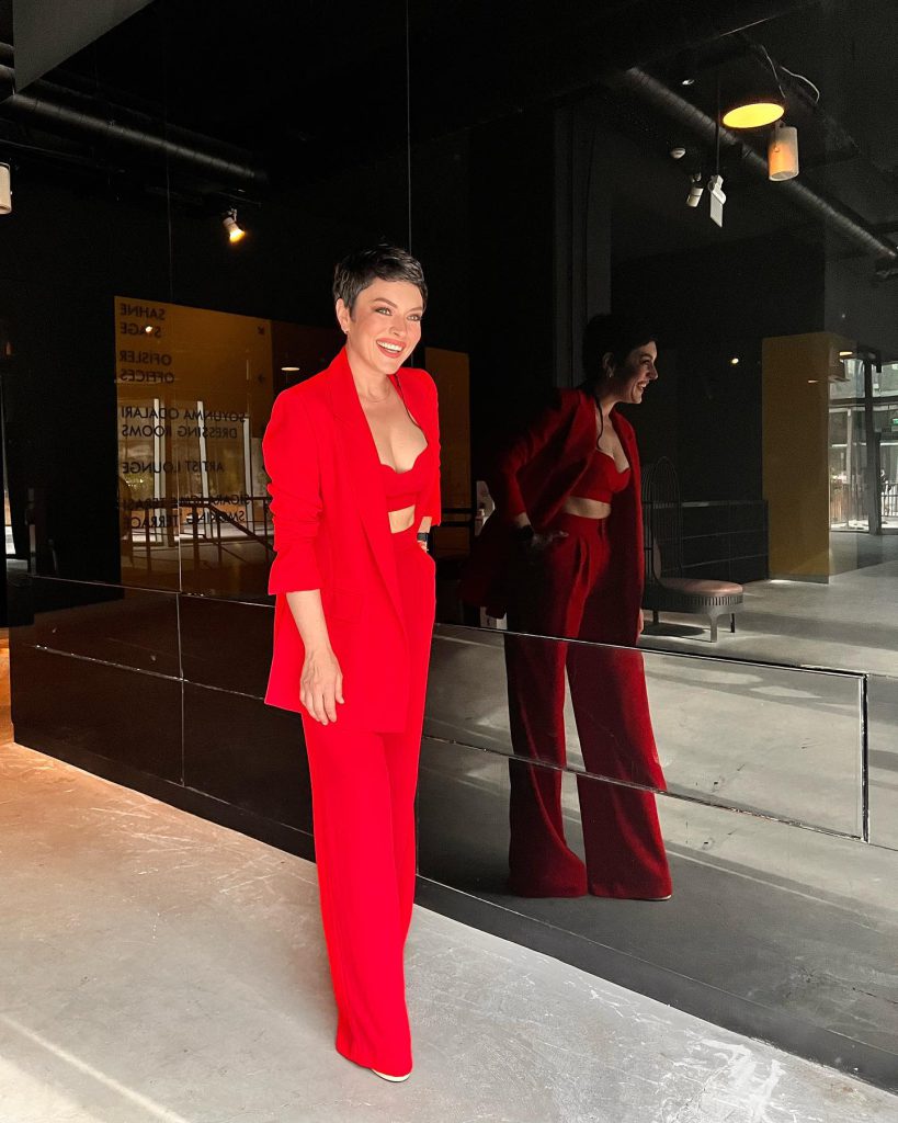 Ezgi Mola sex scenes