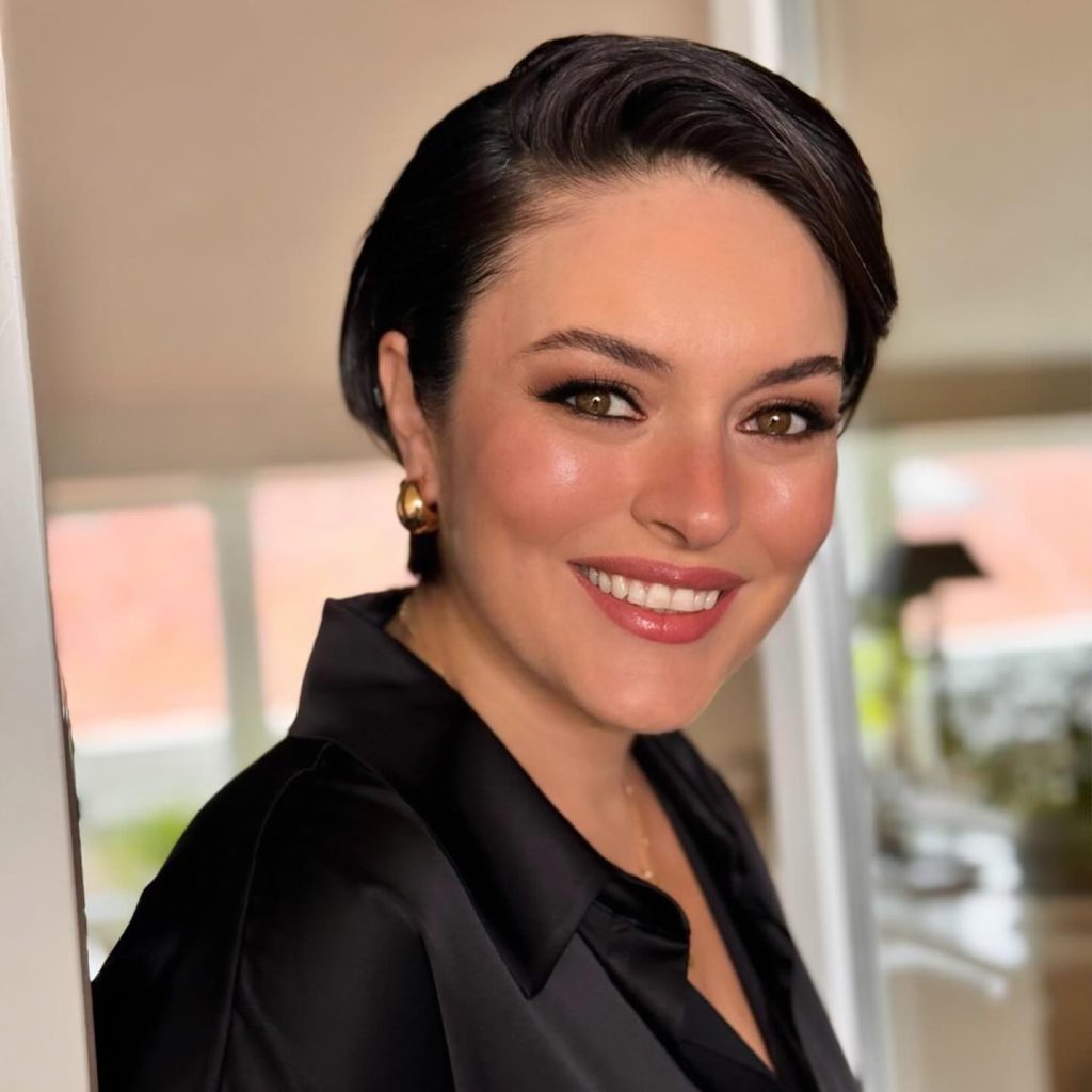 Ezgi Mola smiles hot