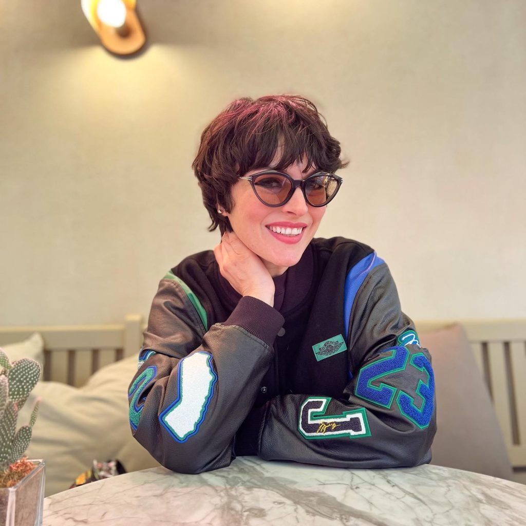 Ezgi Mola smiles hot bikini