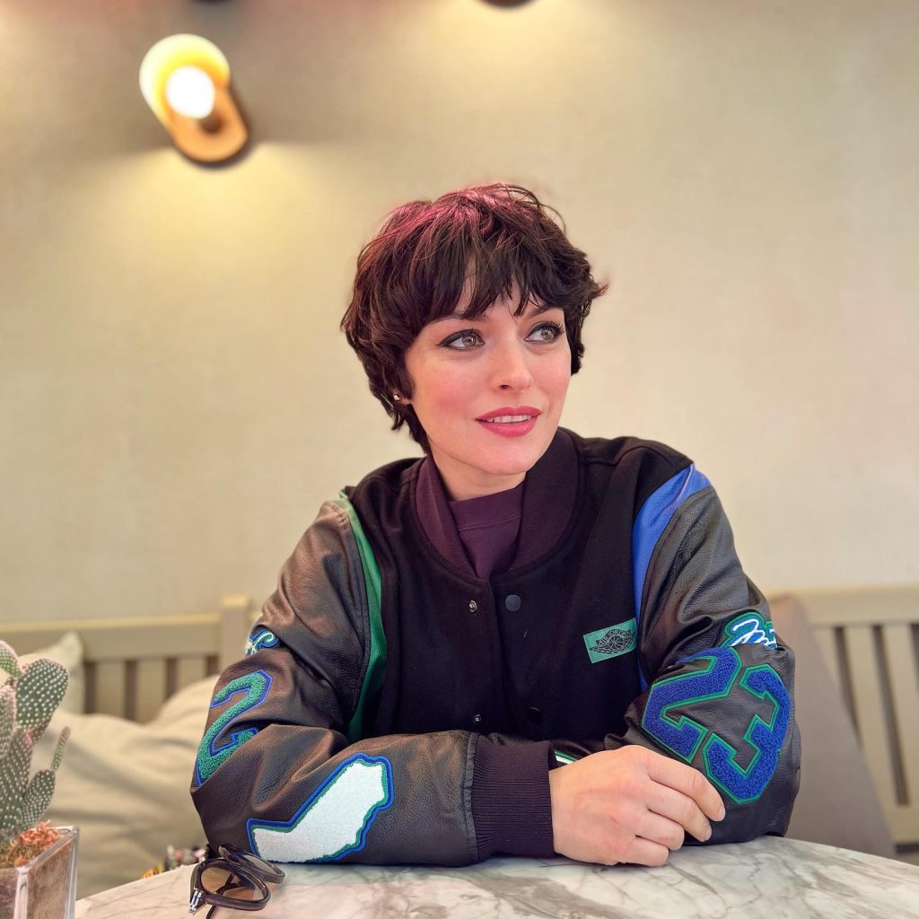 Ezgi Mola smiles hot images