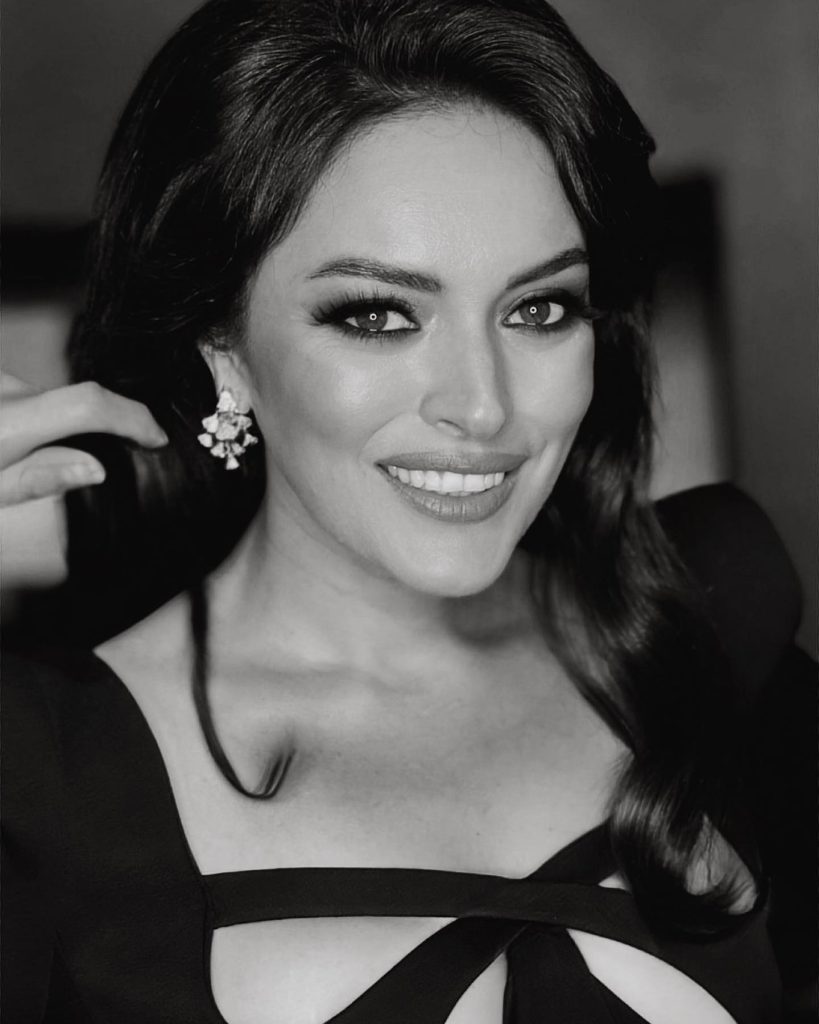 Ezgi Mola smiles naked