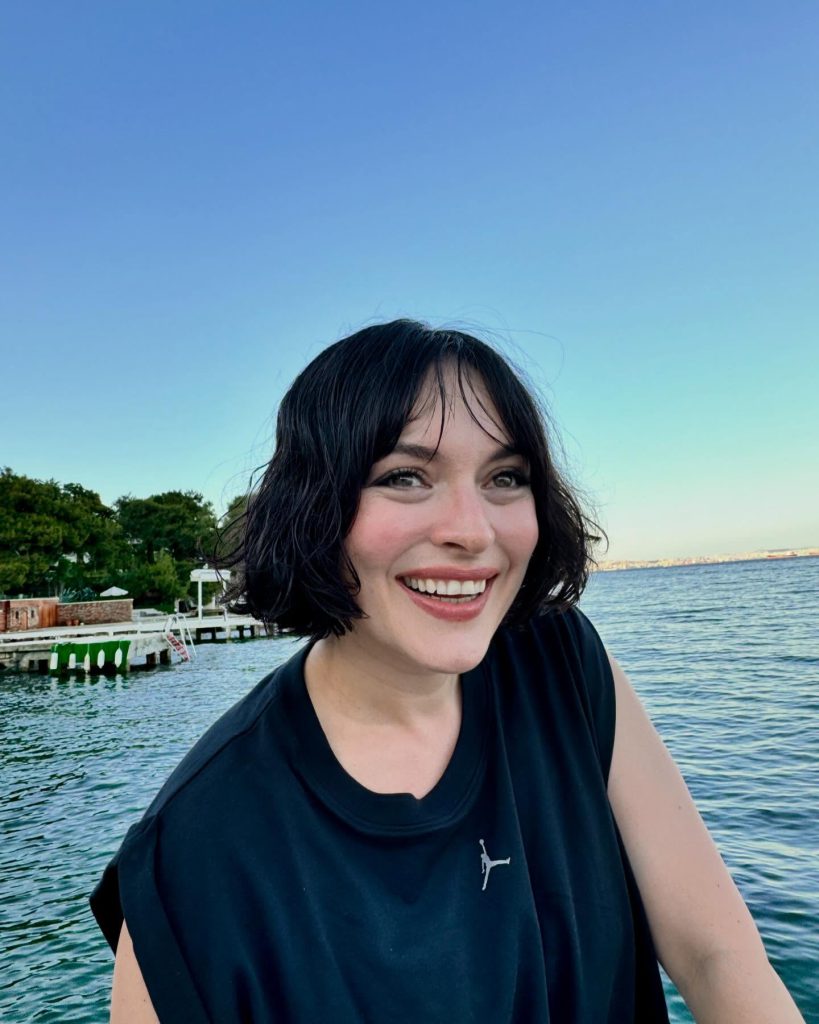 Ezgi Mola smiles nude pics