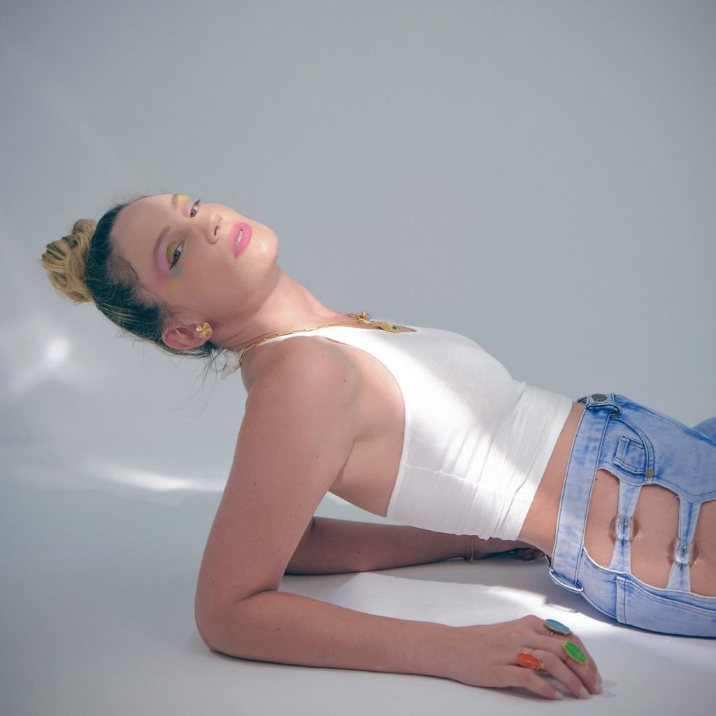 Farah Zeynep Abdullah poses ass