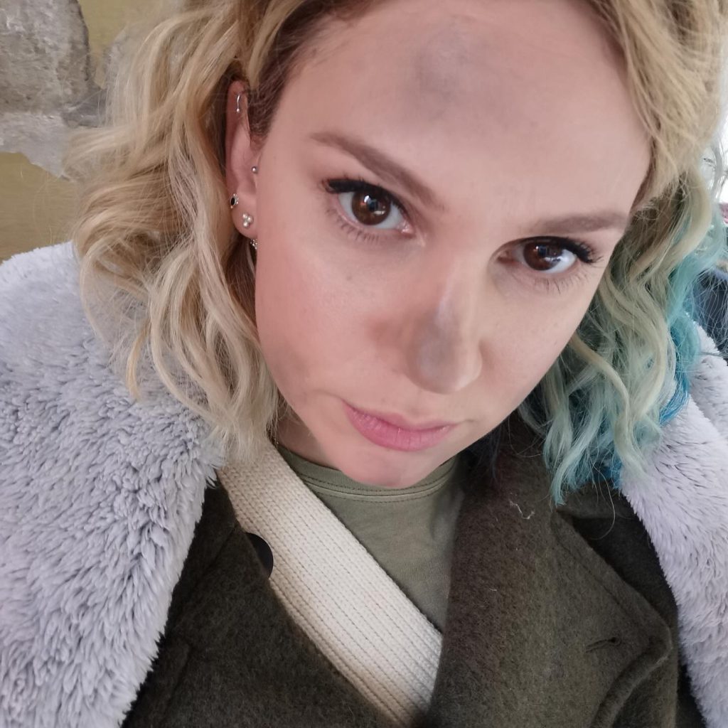 Farah Zeynep Abdullah poses sex scenes