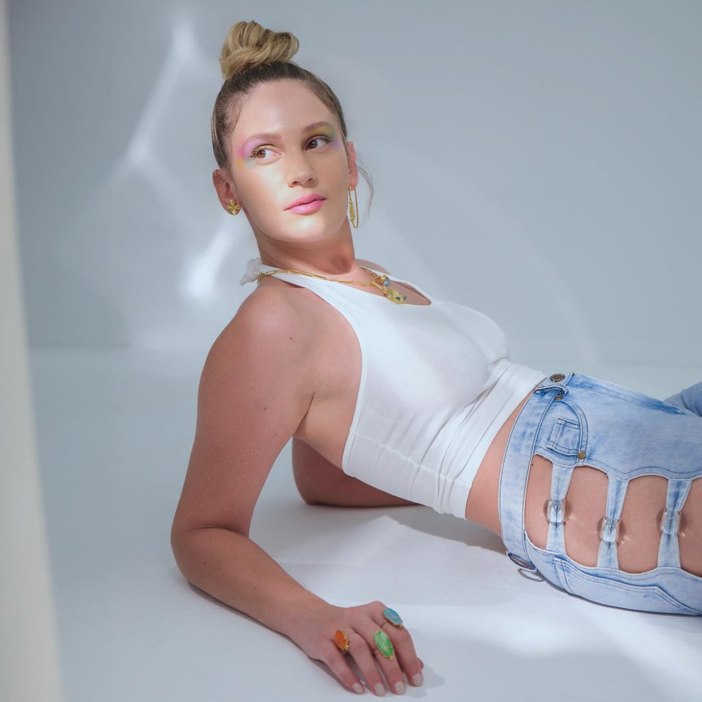 Farah Zeynep Abdullah poses sexy