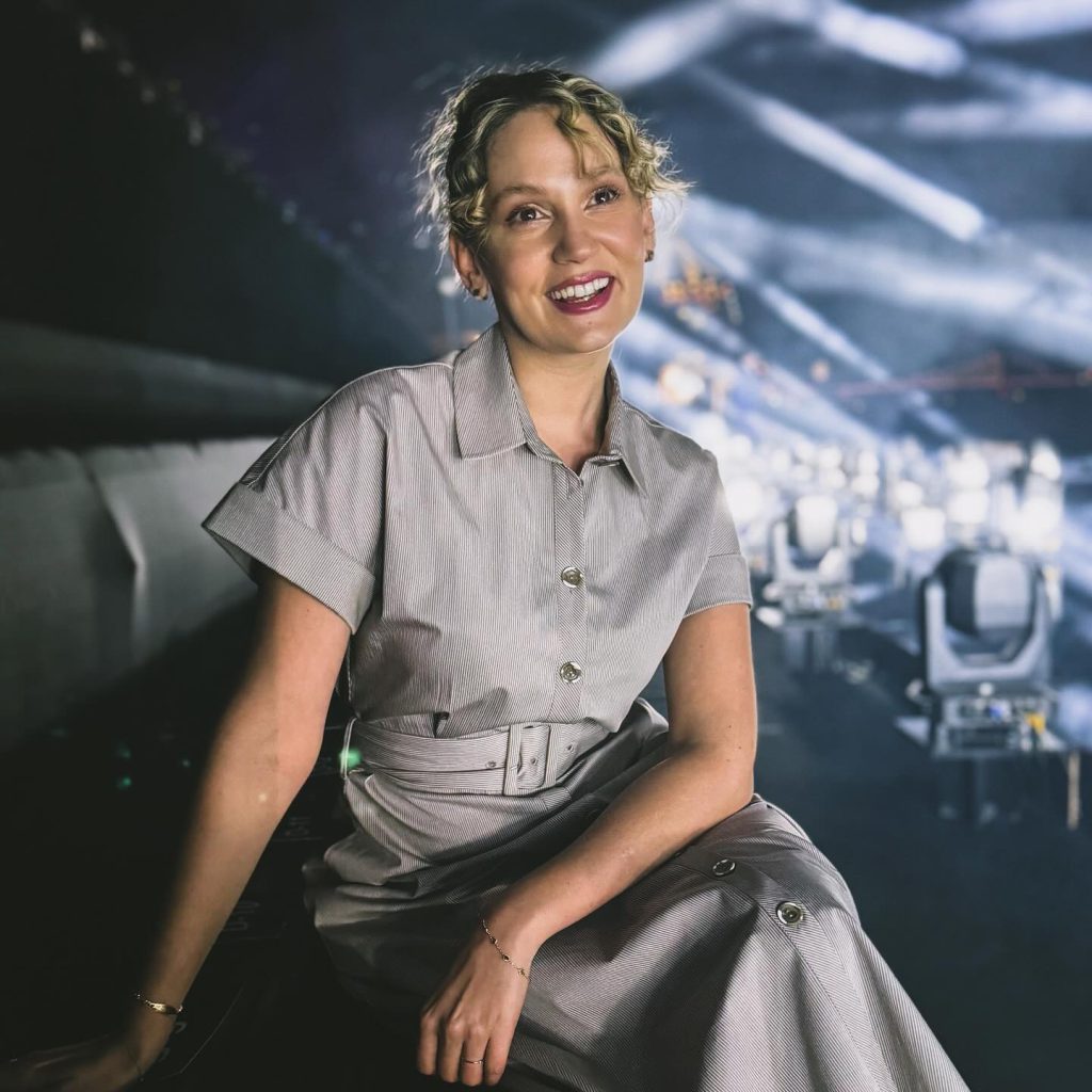 Farah Zeynep Abdullah smiles hot bikini