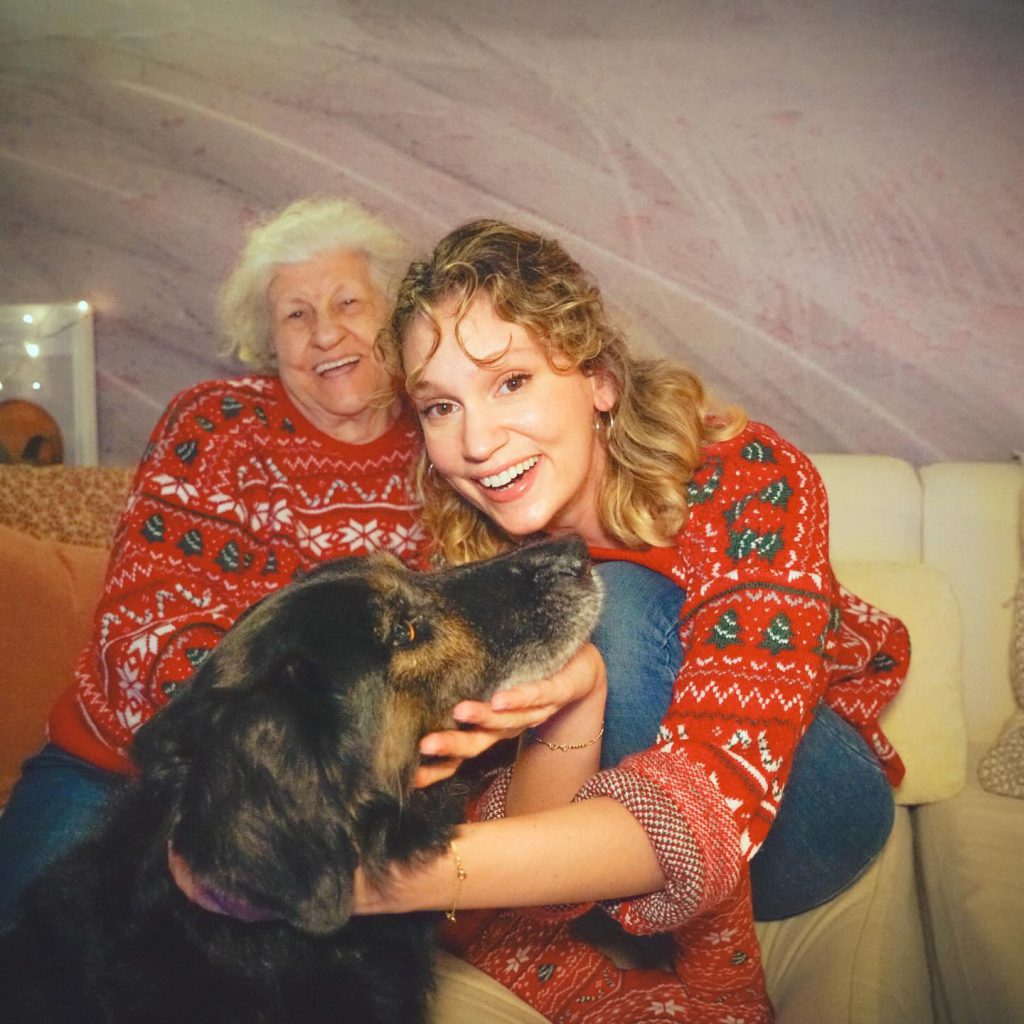 Farah Zeynep Abdullah smiles naked