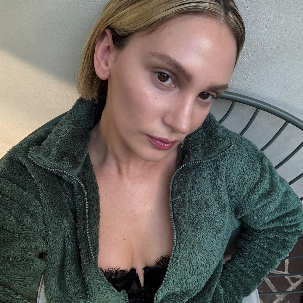 Farah Zeynep Abdullah smiles nude pics