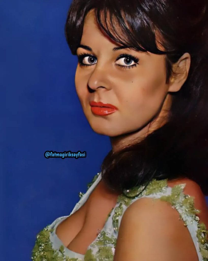 Fatma Girik hot bikini